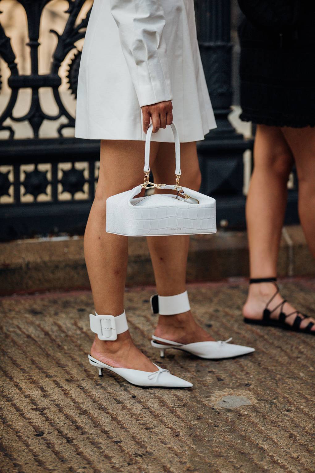 street style tuần lễ thời trang new york giày trắng 