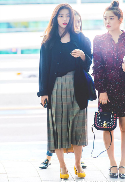 Chân váy xếp ly dài, áo khoác mỏng tạo nên phong cách mùa thu đầy lãng mạn của Seul Gi. Nữ ca sĩ chọn giày màu nổi để tạo điểm nhấn cho trang phục.