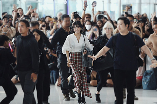 Tiffany được bảo vệ nghiêm ngặt ở sân bay Thái. Thành viên SNSD kết hợp áo sơ mi trắng, váy caro cá tính.