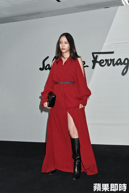 Chiều 22/9 (giờ địa phương), Krystal tham dự show diễn của Salvatore Ferragamo tại Milan Fashion Week với tư cách khách mời.