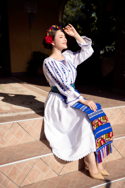 Lý Nhã Kỳ cho biết cô khá thích thú khi diện loạt trang phục truyền thống của quốc gia này.