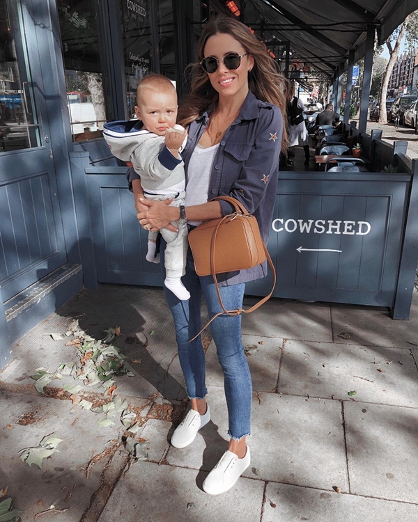 Anneli Bush là một beauty blogger có tiếng tại Anh. Tài khoản Instagram của cô có tới hơn 43 nghìn lượt theo dõi. Trong những chia sẻ về bí quyết làm đẹp sau sinh, Anneli tiết lộ cô từng dành 7 ngày để thanh lọc cơ thể bằng nước ép hoa quả.