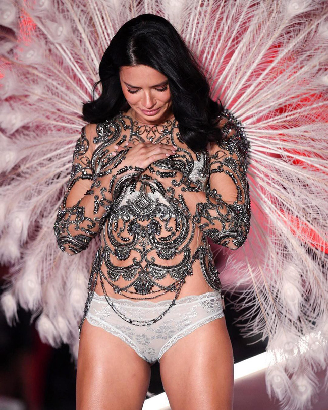 Chia tay thiên thần khóc” Adriana Lima - cô gái dành cả thanh xuân để tỏa sáng trên sàn diễn Victorias Secret Fashion Show - Ảnh 1.