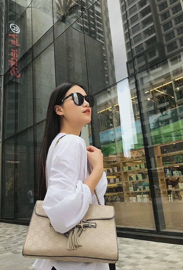 Gam trắng được Nguyễn Phương Khánh sử dụng nhiều nhất. Từ các kiểu áo hai dây sexy cho đến áo sơ mi, blouse thanh lịch đều được người đẹp mix-match hài hoà.