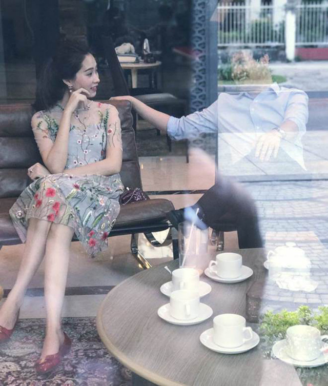 Đi cà phê trò chuyện cùng ông xã, Đặng Thu Thảo chọn váy hoa cùng những món phụ kiện đỏ nổi bật.
