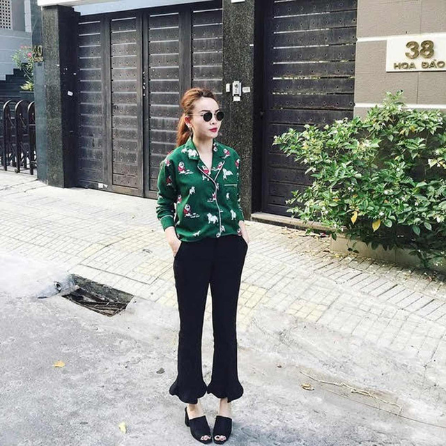Ngược lại với set đồ của Văn Mai Hương, Yến Nhi lại tự khiến mình lôi thôi khi lựa chọn một thiết kế áo pyjama hoạt hình không phù hợp với phụ kiện cũng như chiếc quần ống loe của người đẹp.