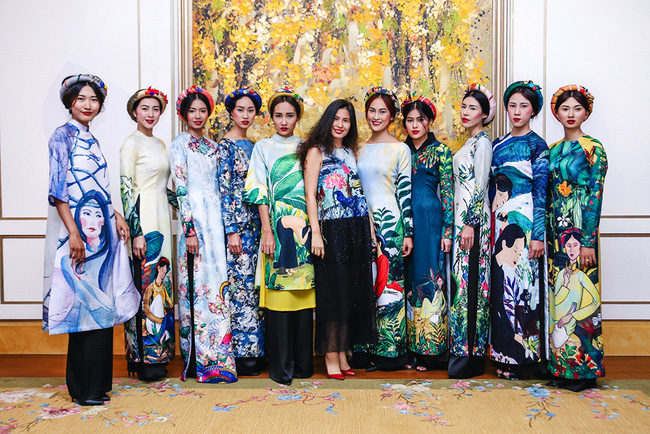 Dàn sao Việt hưởng ứng xu hướng áo dài theo từng dịp Tết truyền thống ra sao?