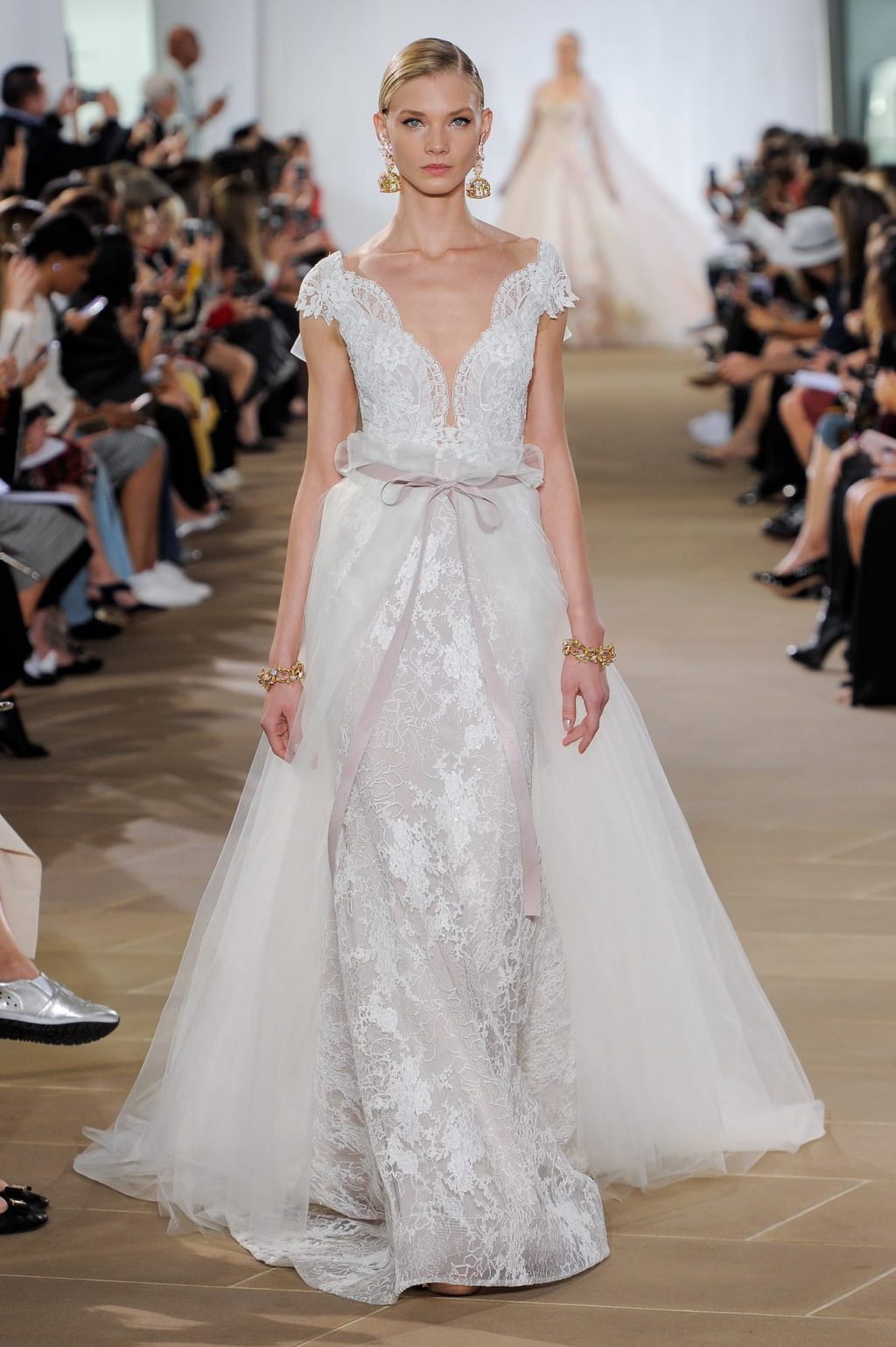 Xu hướng thời trang cưới lấy cảm hứng từ váy cưới của Chiara Ferragni và Meghan Markle 18
