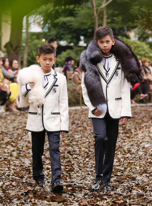 Hai con trai của Hà Kiều Anh diện đồ bảnh bao catwalk.