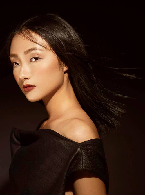 Linh Khiếu là em gái của người mẫu Trang Khiếu. Cô nàng sinh năm 1998, nổi tiếng từ khi còn là một teen girl nhờ sở hữu dung mạo thanh thoát, được mệnh danh là bản sao Trang Khiếu.