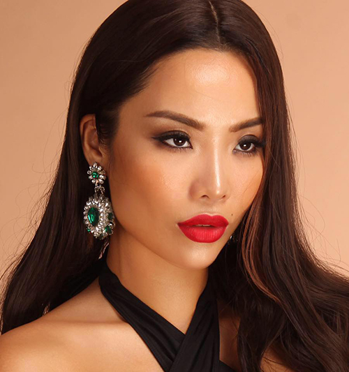 Thời gian gần đây, Kiko Chan phủ sóng dày đặc các cuộc thi sắc đẹp. Sau The Face, tình cũ Kim Lý tiếp tục tham dự Hoa hậu Bản sắc Việt toàn cầu 2018 và mới đây là Cuộc chiến spotlight.