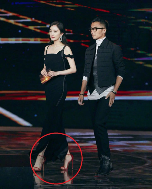Xuất hiện trong sự kiện mới đây, Dương Mịch trông đằm thắm trong bộ váy đen dài. Tuy nhiên điều khiến người hâm mộ chú ý hơn cả là đôi sandals đỏ chót được người đẹp chọn kết hợp cùng. Đây vốn là item cục cưng của Dương Mịch và được nữ diễn viên diện đến phát nhàm.