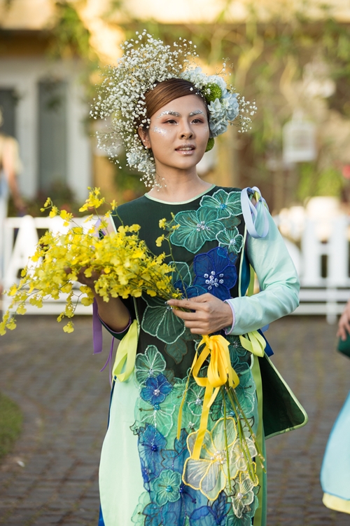 Diễn viên Vân Trang bất ngờ được chọn làm vedlete trong BST này.