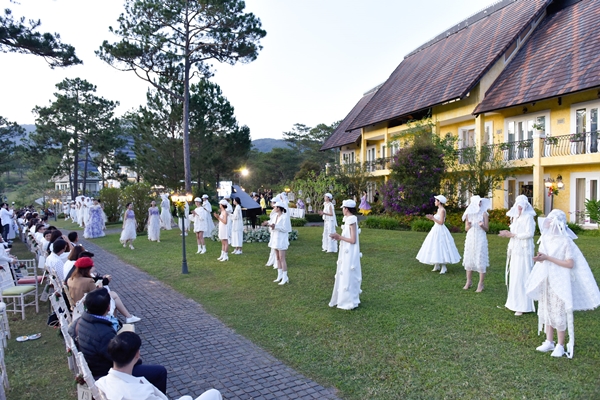 Ngày 9/12, NTK Hằng Nguyễn show diễn thời trang có chủ đề Tôi đi giữa hoàng hôn. Giữa không gian chiều xuống của một đồi thông mộng mơ ở Đà Lạt, từ sàn catwalk và sự xuất hiện của các người mẫu trong 3 BST cũng trở nên đặc biệt hơn.