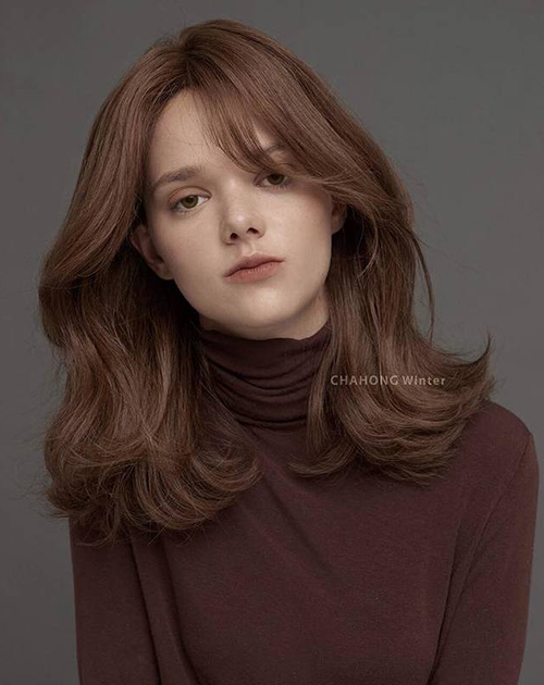 Nhà tạo mẫu tóc nổi tiếng Hàn Quốc Cha Hong dự đoán nâu Bambi sẽ là màu nhuộm hot nhất 2019. Xu hướng này sẽ được bắt đầu ngay từ mùa đông năm nay, giúp các cô gái có diện mạo ấm áp mà vẫn đầy sang chảnh dịp cuối năm.