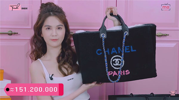 Đáng giá nhất trong những món đồ người đẹp sắm lần này là chiếc túi Chanel có giá hơn 150 triệu đồng. Đây cũng là thương hiệu Ngọc Trinh rất ưa chuộng và thường sắm không tiếc tay mỗi khi sang Pháp.
