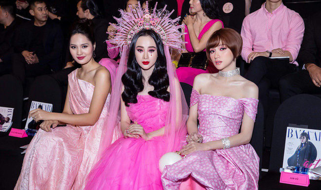 Angela Phương Trinh ngồi thật buồn giữa hai cô Hương Giang