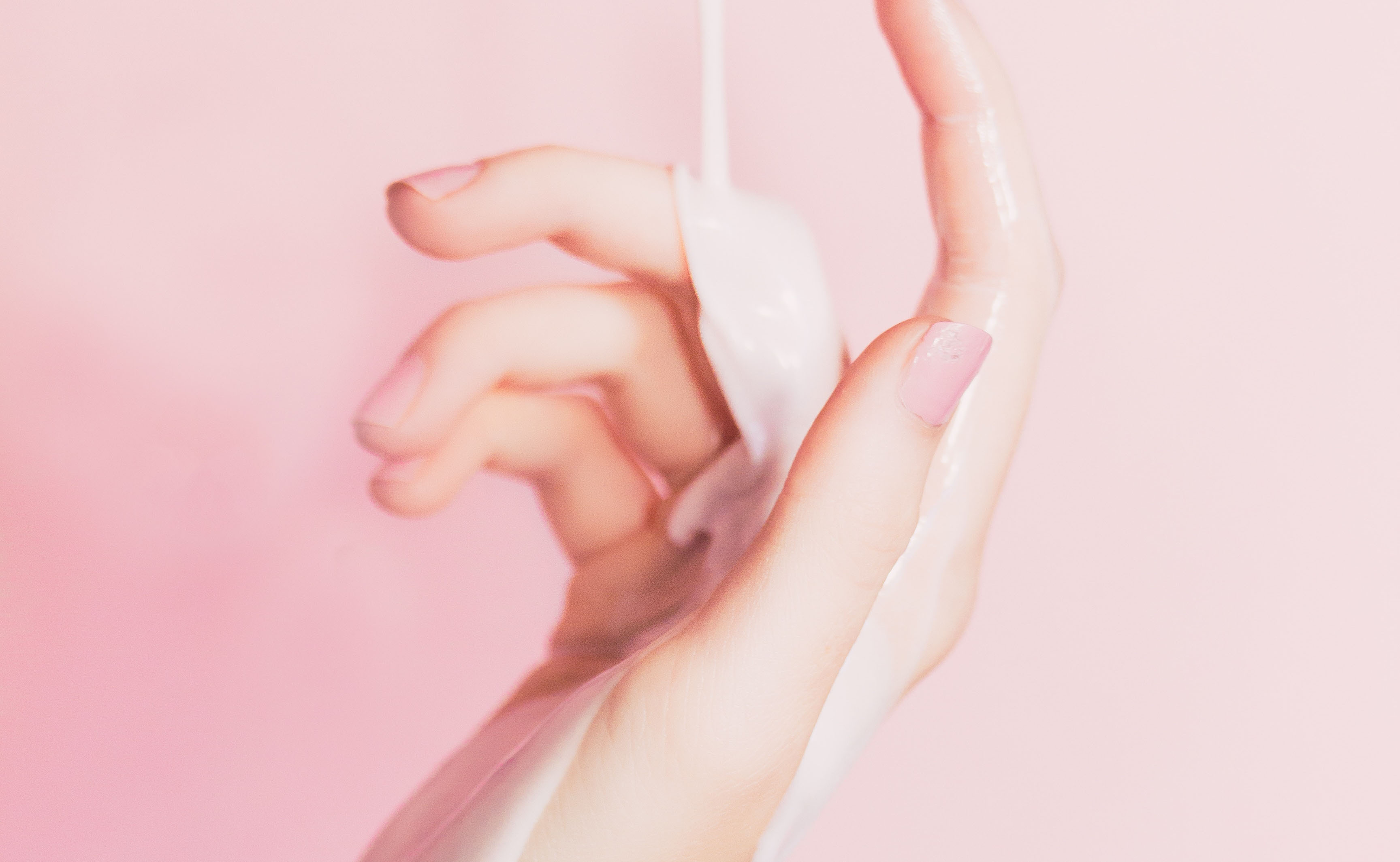 thoa kem dưỡng ẩm cho tay là một trong những bước dưỡng da đúng cách 