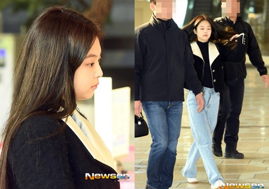 Khuôn mặt sưng phù, đầy mệt mỏi của Jennie khiến nhiều người thất vong. Khi không lên đồ cầu kỳ ra sân bay, cô nàng thường xuyên lộ nhược điểm chân một mẩu.