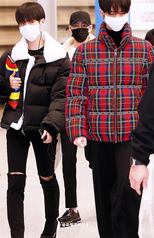 Ngay sau khi kết thúc lễ trao giải MAMA, Wanna One về Hàn. Giữa thời tiết âm độ, Bae Jin Young (áo đỏ đen) và Lee Dae Hwi chọn kiểu áo dầy như tấm chăn. Hai anh chàng có tiếng gầy gò nay bất ngờ tròn trịa.