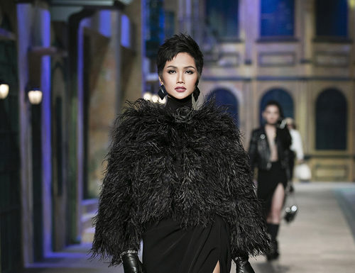 H’Hen Niê xách túi 2 tỷ đồng, khoe thần thái ngút trời khi làm vedette