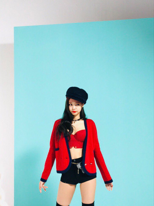 Jennie cũng là cái tên được nhiều tạp chí thời trang săn đón. Đầu năm nay, cô nàng có vinh dự trở thành gương mặt trang bìa của Harpers Bazaar - một trong ngũ đại tạp chí ở Hàn.