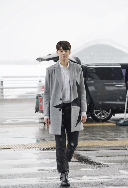 Khác với nhiều idol thường ăn mặc độc lạ, Cha Eun Woo được đánh giá cao ở khả năng mix đồ đơn giản, gần gũi theo kiểu mẫu bạn trai lý tưởng trẻ trung, năng động.