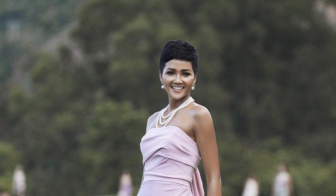 Khán giả reo hò không ngớt khi H’Hen Niê tái hiện cú xoay đình đám trong show của NTK Đỗ Mạnh Cường