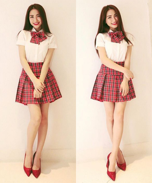 Hòa Minzy cũng thử nghiệm phong cách nữ sinh gần đây. Nữ ca sĩ ra dáng một hot girl học đường với cây đồ kẻ đỏ kết hợp giày cao gót điệu đà.