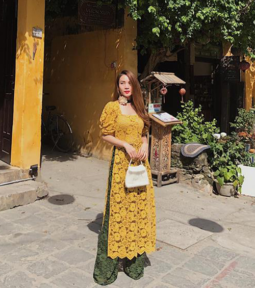 Yến Trang cũng diện áo dài theo phong cách tiểu thư kiêu sa giống em gái, nổi bần bật ở phố Hội.