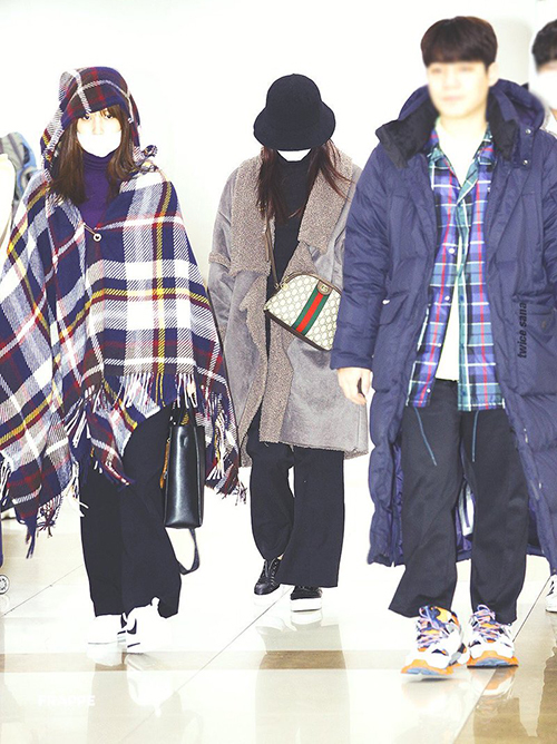 2 thành viên Twice về Nhật để nghỉ Tết. Mina giống như đáng choàng một chiếc chăn ra sân bay. Sana bịt kín mít và khoe độ sang chảnh với túi Gucci.