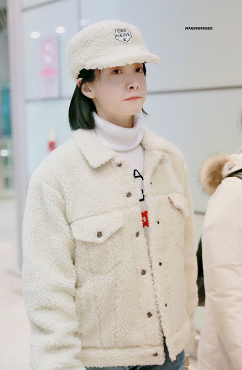 Victoria được ví như gấu trắng khi mặc áo khoác bông ấm áp. Mũ bông là phụ kiện được idol ưa thích trong mùa đông 2018 - 2019.