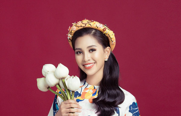 Tiểu Vy thanh lịch với BST ‘Áo dài Tết Shopee’