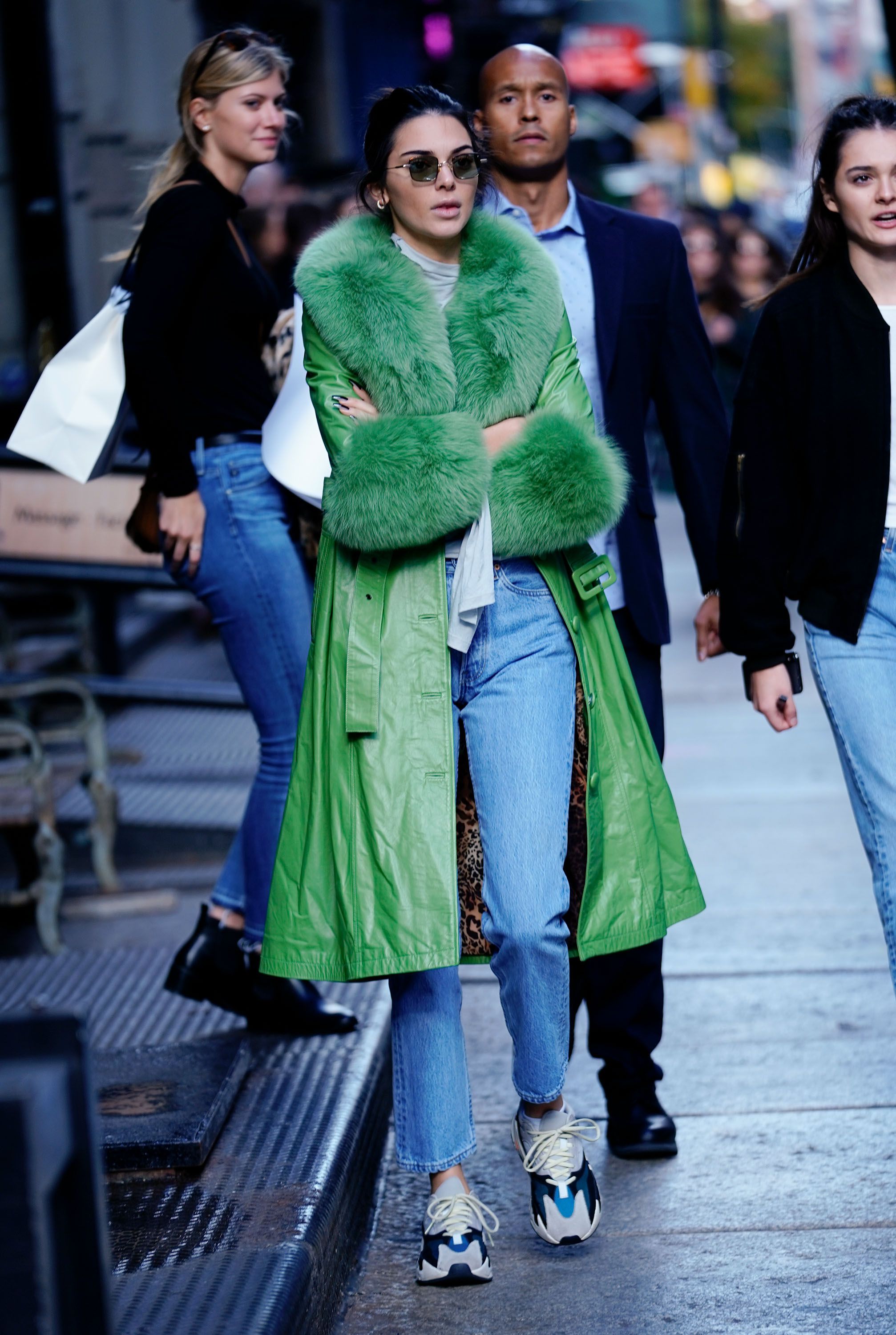 Áo khoác viền lông – Xu hướng thời trang đang “thống trị” mạng xã hội Instagram 10