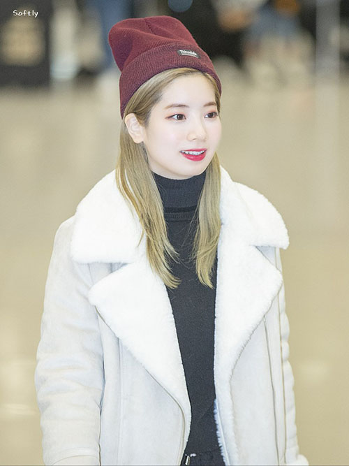 Jennie diện đồ khó hiểu, Twice có style chất lừ ở sân bay - 11