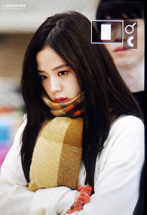 Jennie diện đồ khó hiểu, Twice có style chất lừ ở sân bay - 2