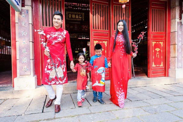 Cả gia đình cùng mặc áo dài đi lễ chùa. 