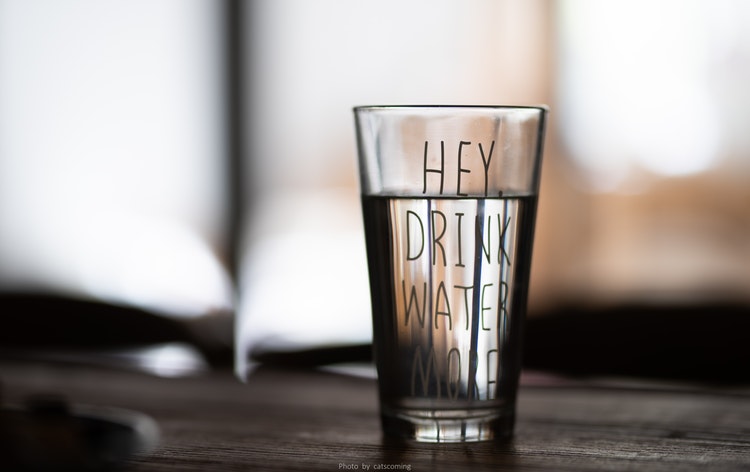Uống nước lọc trước và trong khi uống rượu giúp giữ dáng đẹp