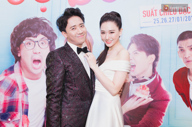 Trong khi Hari Won mặc lại váy cưới của Nhã Phương thì Trấn Thành lại chơi lớn với set đồ gần 1,5 tỷ đồng ở sự kiện - Ảnh 1.