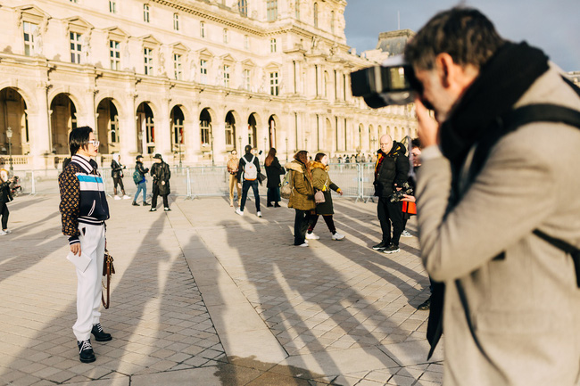 Cứ ngỡ sang Paris chỉ để... chụp ảnh cho vui, nào ngờ Khánh Linh The Face được mời hẳn ghế đầu show Louis Vuitton - Ảnh 1.