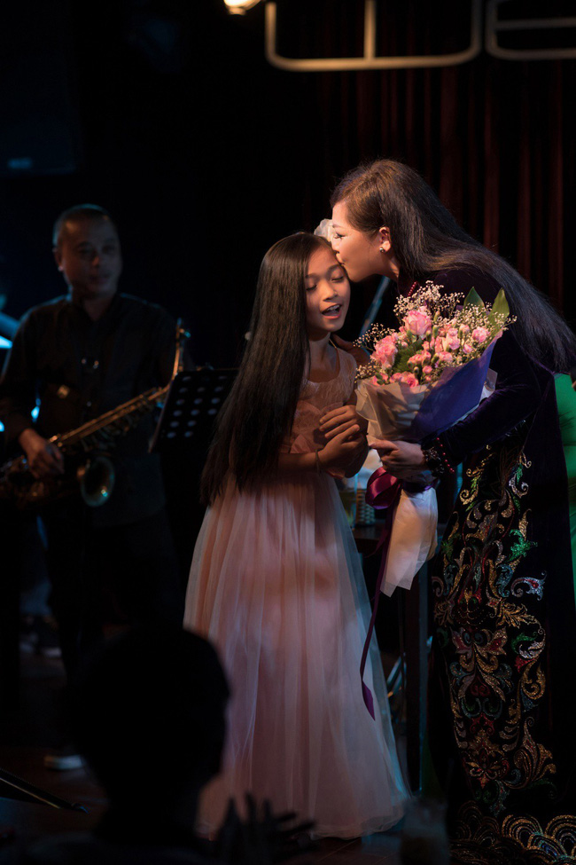 Như Quỳnh nhận được tình cảm yêu thương của người hâm mộ và khán giả trong đêm diễn tại Sài Gòn - Ảnh 2.