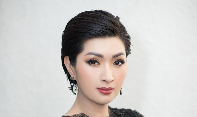 14 năm kể từ ngày Nguyễn Hồng Nhung bị tung ảnh nóng, Lệ Quyên chấp nhận làm nền cho bạn thân