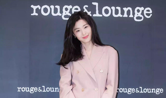 Ảnh chụp vội Jeon Ji Hyun và Song Hye Kyo cùng ngày dự sự kiện: Một người đẹp đến mức lấn át luôn đối phương