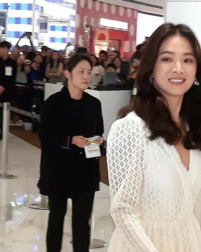 Ảnh chụp vội Jeon Ji Hyun và Song Hye Kyo cùng ngày dự sự kiện: Một người đẹp đến mức lấn át luôn đối phương - Ảnh 8.