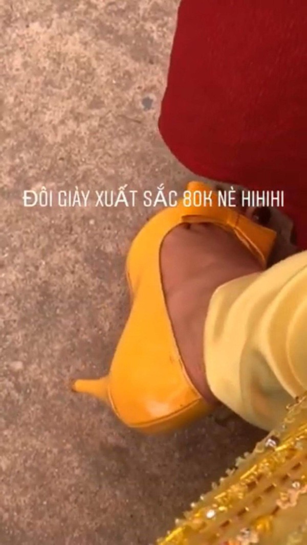 Trong bộ áo dài màu vàng, HHen Niê không chọn cho mình đôi giày hàng hiệu mà thay vào đó là đôi giày hàng thùng với giá còn chưa đến 100 nghìn.