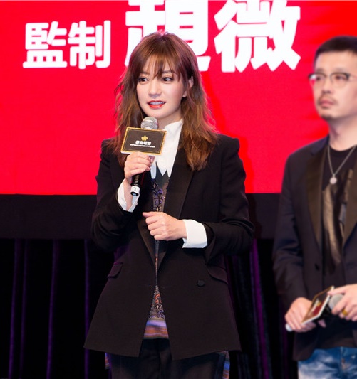 Tham dự lễ ra mắt phim điện ảnh mới ngày 18/3, Triệu Vy khiến người hâm mộ bất ngờ bởi hình ảnh xinh đẹp, trẻ trung hơn hẳn nhờ đổi kiểu tóc.