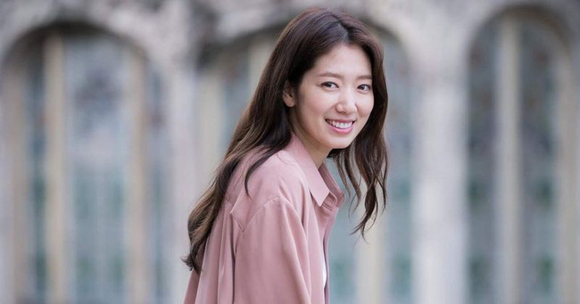 Park Shin Hye mặc giản dị nên dân tình chỉ chú ý đến mái tóc gây tranh cãi - Ảnh 7.