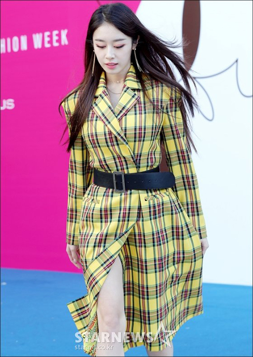 Ji Yeon luôn là idol đắt show tại các tuần lễ thời trang ở Hàn. Ngày 24/3, cô nàng xuất hiện trong chiếc áo kẻ vàng rực rỡ. Một cơn gió khiến thành viên T-ara lộ đường xẻ khá nguy hiểm.