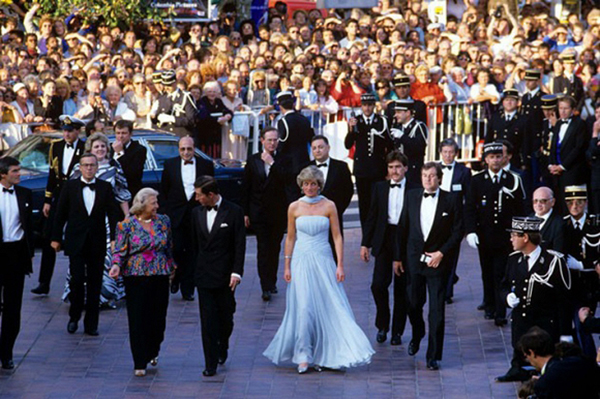 Công nương Diana nổi bật trong lần duy nhất tham dự LHP Cannes.