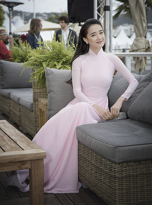 Nữ diễn viên chọn thiết kế rất đơn giản, màu hồng nhạt tinh khôi. Niều khán giả bình luận trang phục không cầu kỳ nhưng giúp Nhã Phương khoe được vẻ e ấp, mong manh của người phụ nữ Việt.